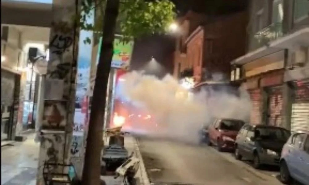 Πεδίο μάχης την νύχτα τα Εξάρχεια: Επιθέσεις με μολότοφ, πέτρες και μπουκάλια σε αστυνομικούς